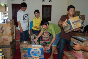 Para relawan yang terdiri orang-orang muda mengatur barang-barang bantuan yang akan dibagikan kepada para penyintas bencana tanah longsor di Purworejo (Foto: Danica Coloay).